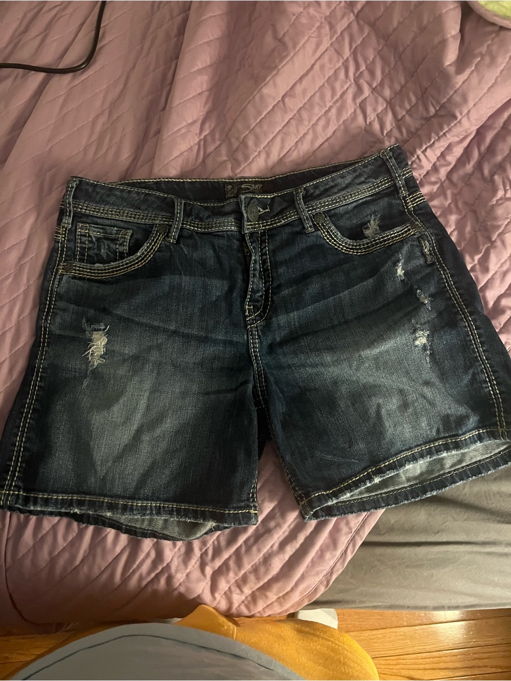 Silver Jeans Suki W32 Dark Wash Distressed Denim Shorts